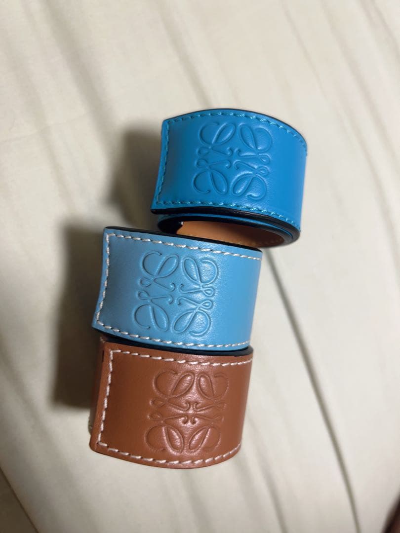 ロエベ　バングル　青色(写真1番上)