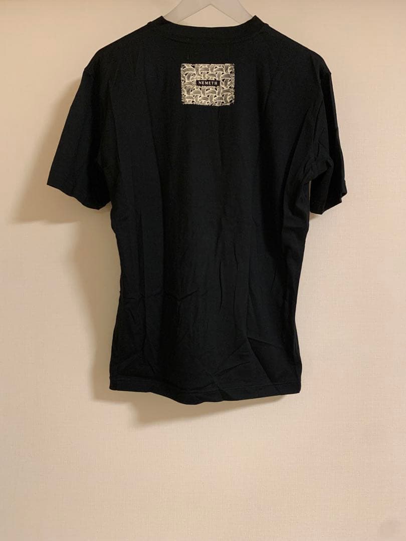 NEMETH ブラックTシャツ 抽象模様