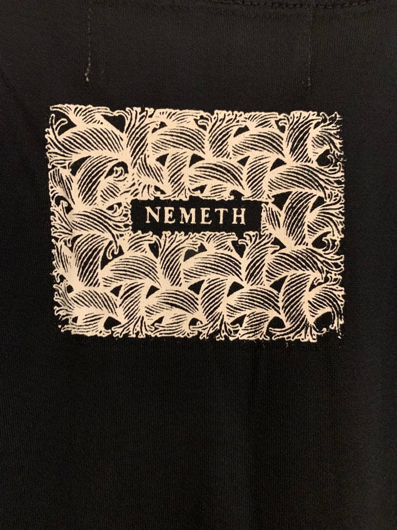 NEMETH ブラックTシャツ 抽象模様