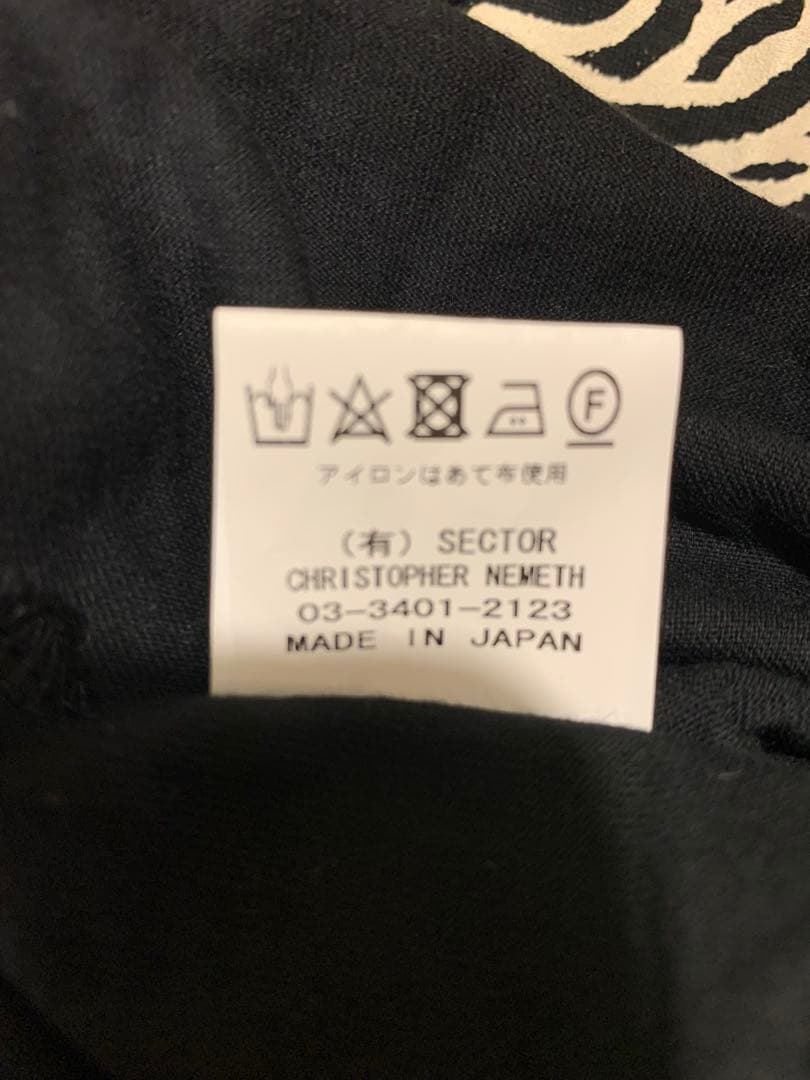 NEMETH ブラックTシャツ 抽象模様