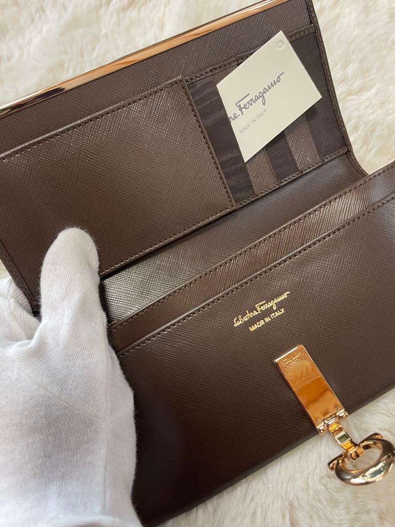 Salvatore Ferragamo ブラウン長財布