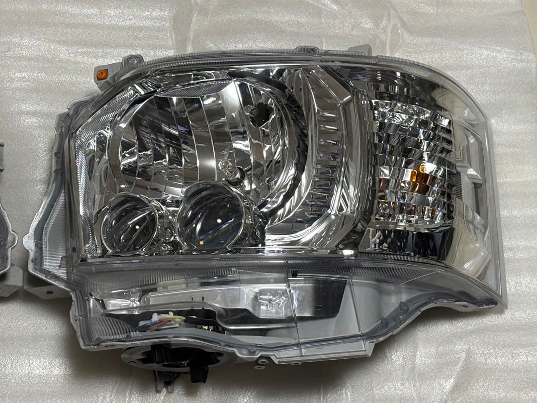 トヨタ　ハイエース　HIACE 純正　LEDヘッドライト
