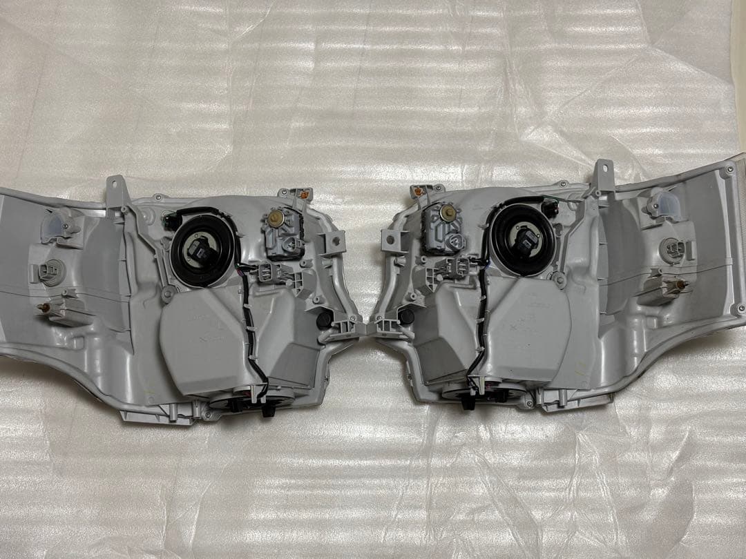 トヨタ　ハイエース　HIACE 純正　LEDヘッドライト