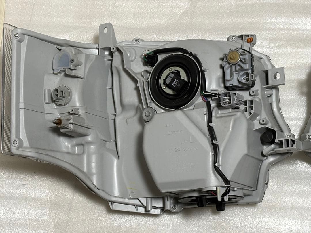 トヨタ　ハイエース　HIACE 純正　LEDヘッドライト
