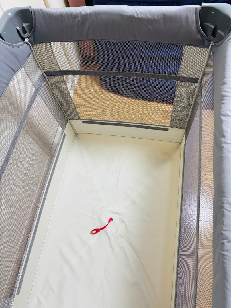 Apricaアップリカグレー折り畳みベビーベッド クマ刺繍付き