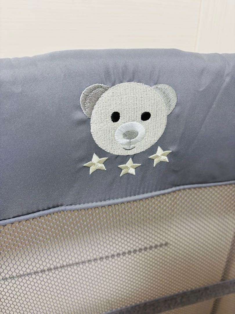 Apricaアップリカグレー折り畳みベビーベッド クマ刺繍付き