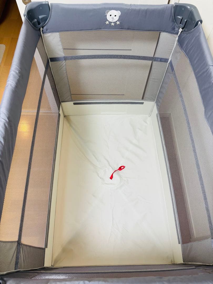 Apricaアップリカグレー折り畳みベビーベッド クマ刺繍付き