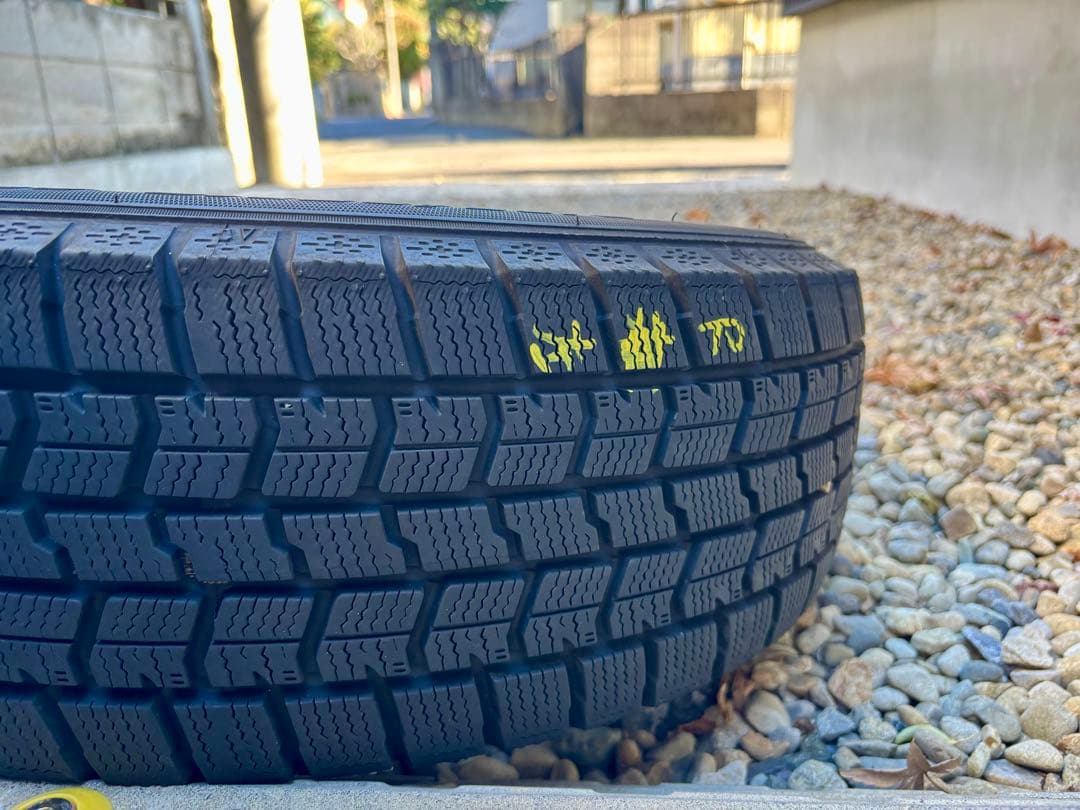 新型シエンタ 4本セット 純正ホイール&キャップとスタッドレスタイヤ