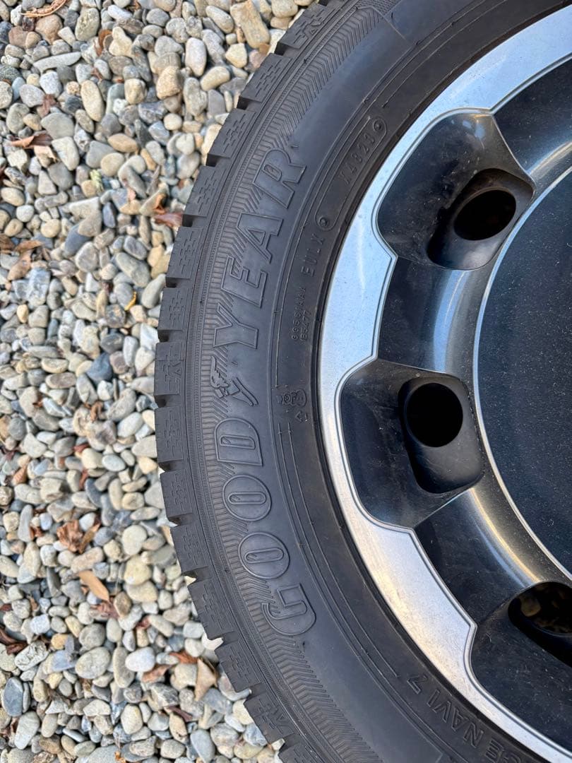 新型シエンタ 4本セット 純正ホイール&キャップとスタッドレスタイヤ