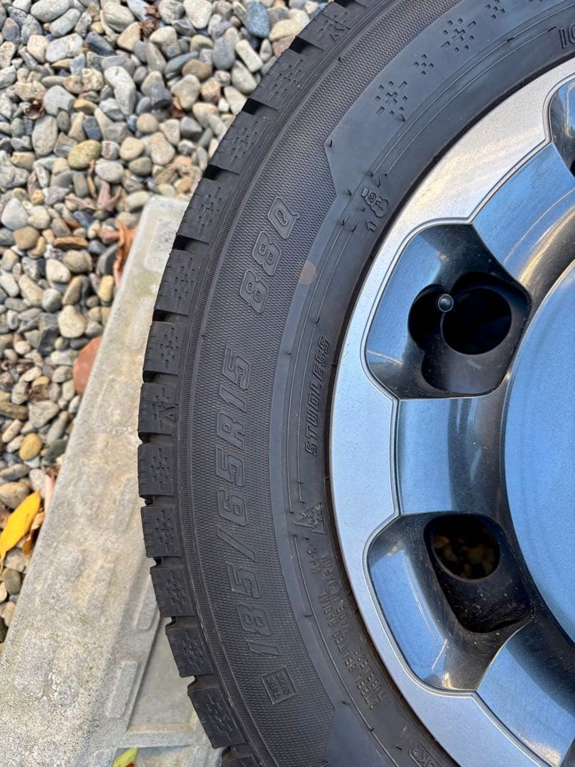 新型シエンタ 4本セット 純正ホイール&キャップとスタッドレスタイヤ