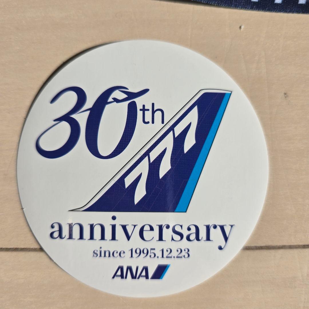 ANA 777-30th Anniversary ステッカーとストラップ