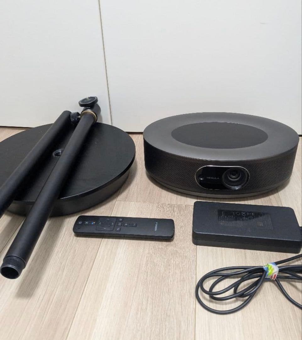 Anker Nebula Cosmos プロジェクター本体（公式スタンド付き）