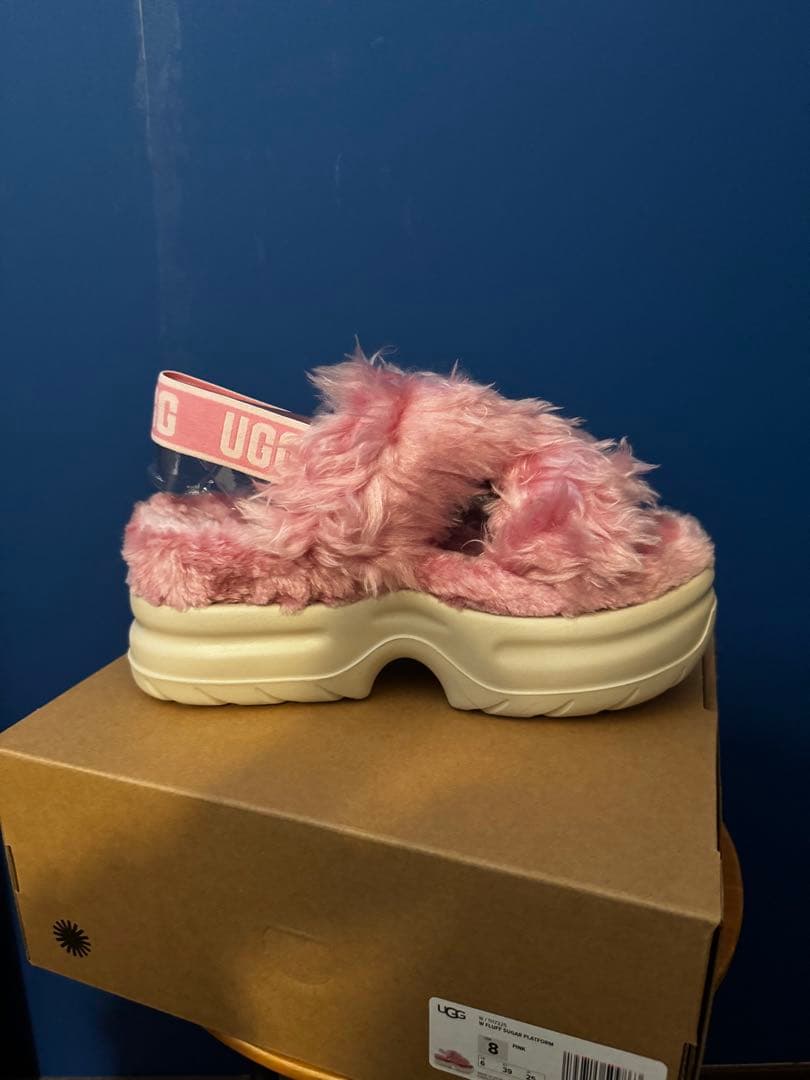 新品未使用　UGG ピンクファー厚底サンダル