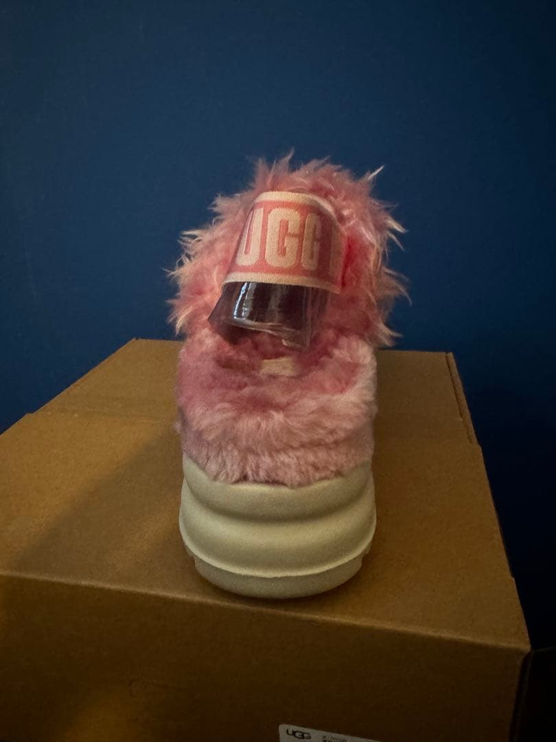 新品未使用　UGG ピンクファー厚底サンダル
