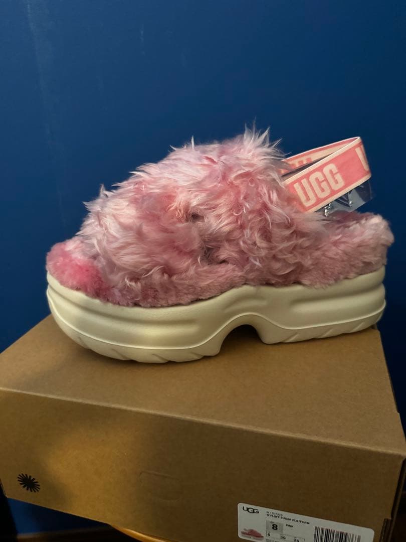 新品未使用　UGG ピンクファー厚底サンダル