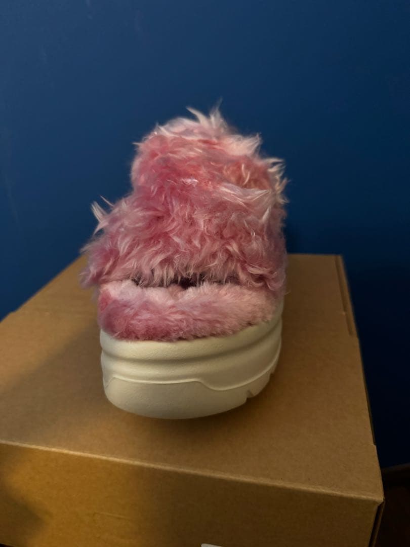新品未使用　UGG ピンクファー厚底サンダル
