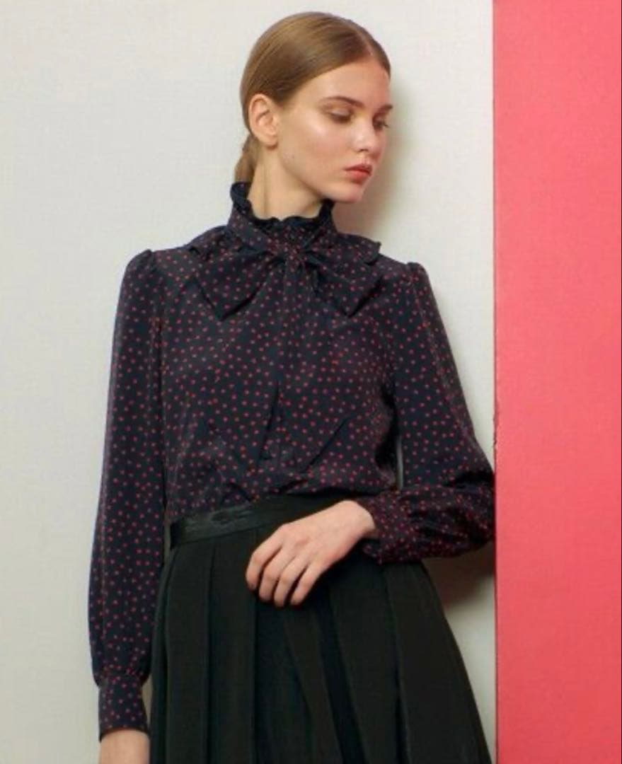 レッド系)LOULOU WILLOUGHBY ヴィーナスデシンドットブラウス