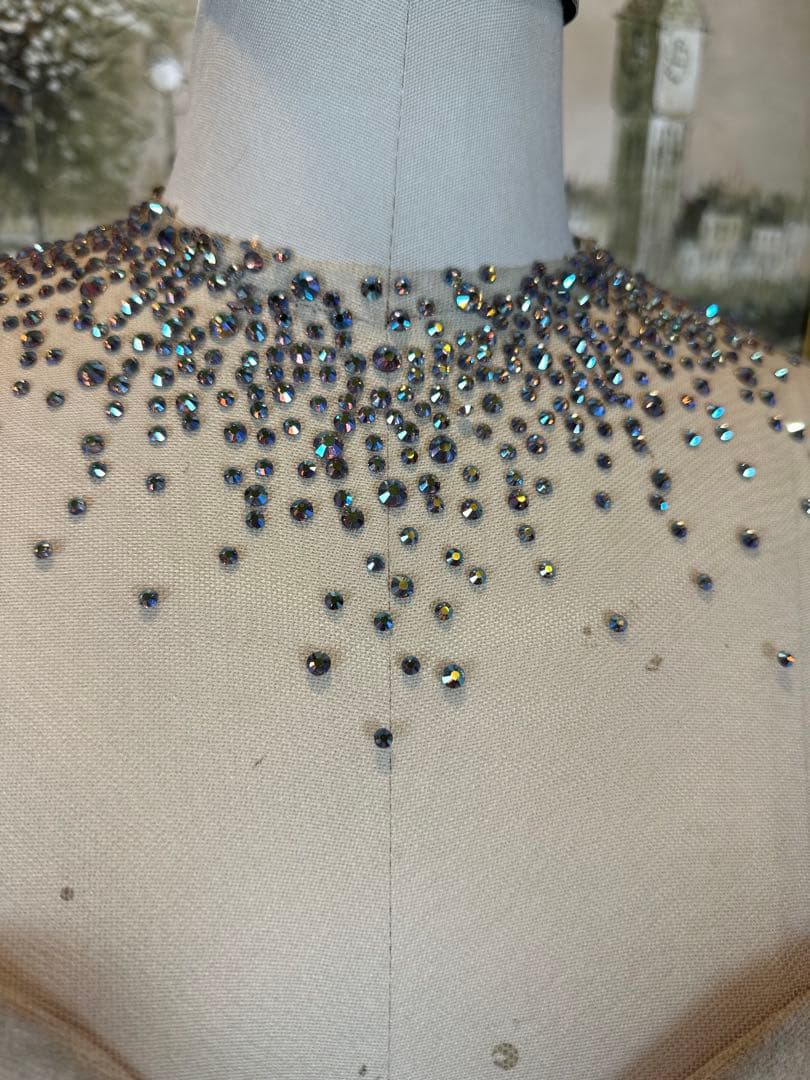 ビーズ装飾付きグレーベージュ色パーティードレス