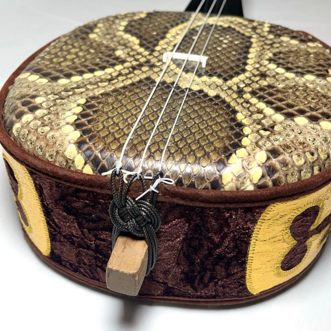 【美品】沖縄三線 蛇皮 民謡楽器 民謡 和楽器 三線 ケース付