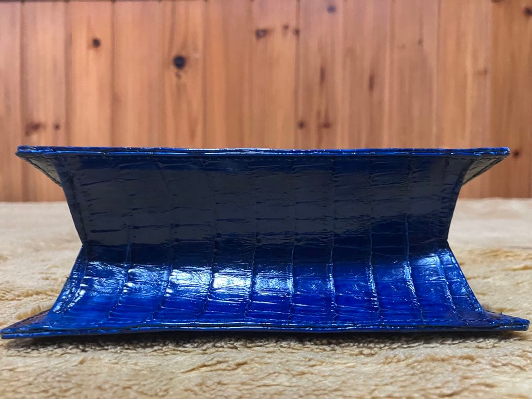 鮮やかな青色のワニ革のミニバッグ