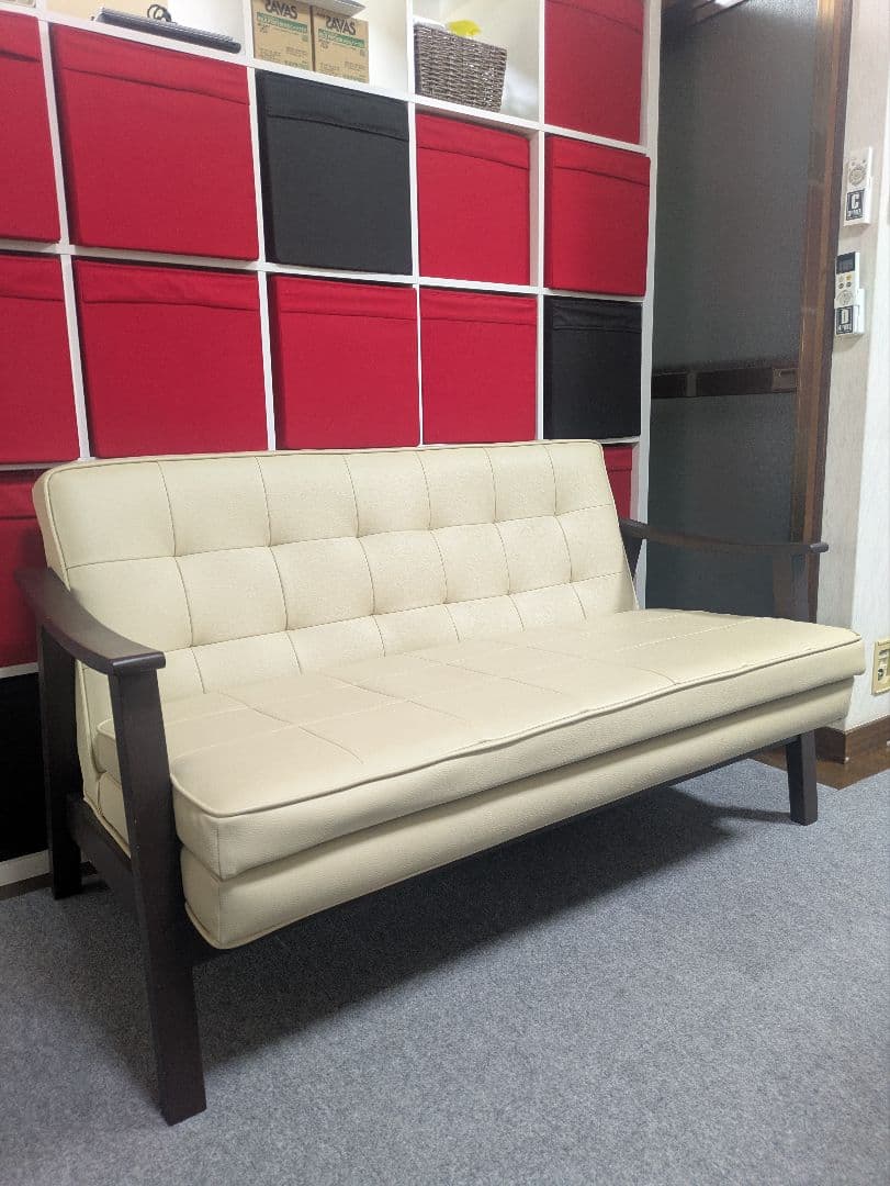 クリーム色 2人掛けソファ モダンデザイン