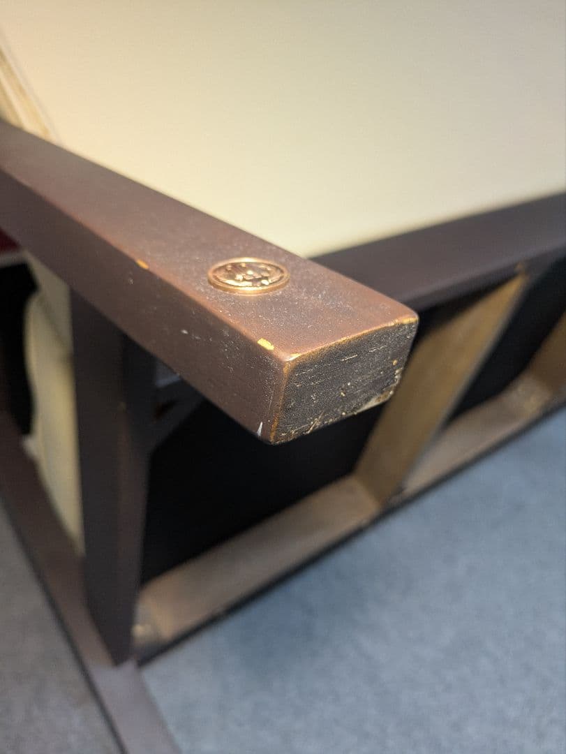 クリーム色 2人掛けソファ モダンデザイン