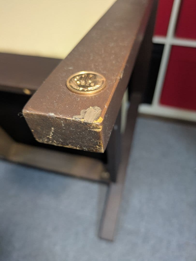 クリーム色 2人掛けソファ モダンデザイン