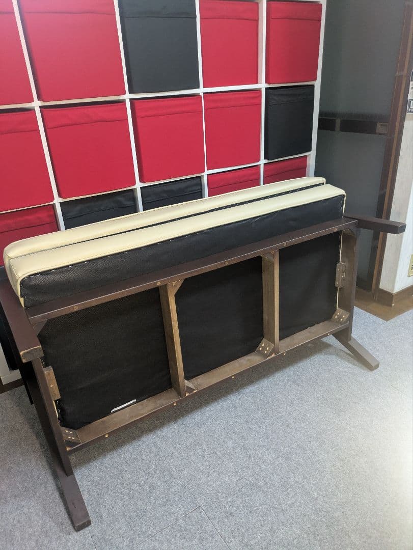 クリーム色 2人掛けソファ モダンデザイン