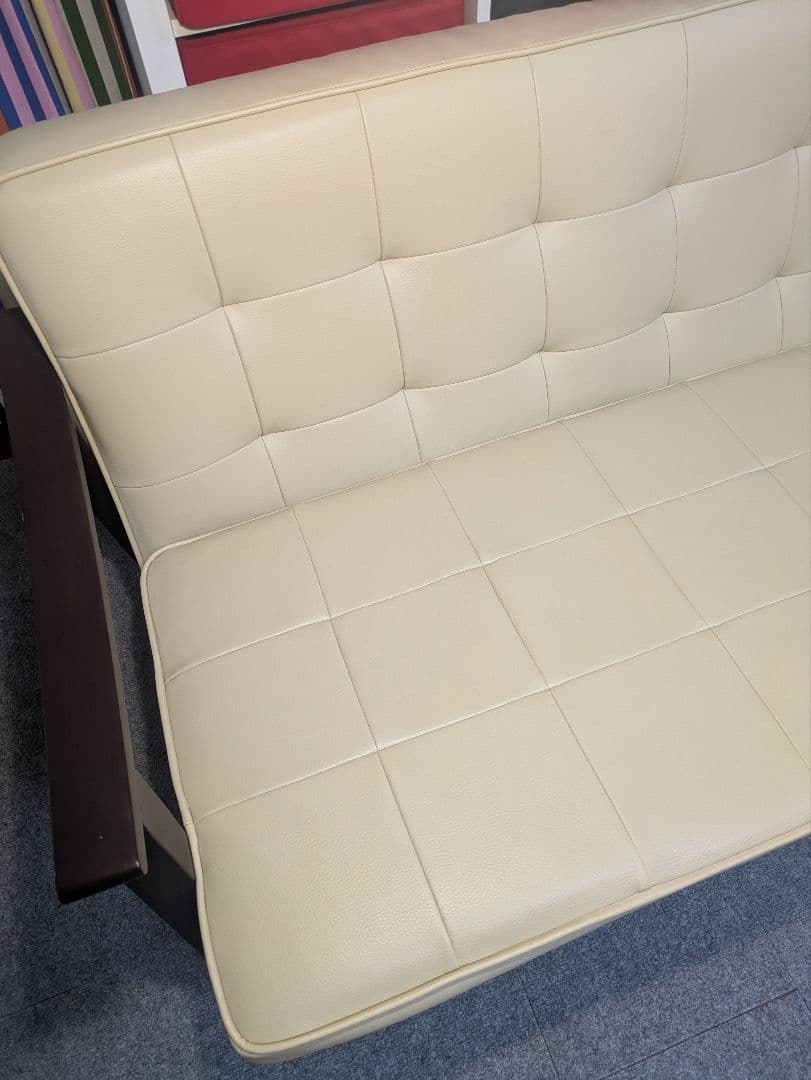 クリーム色 2人掛けソファ モダンデザイン