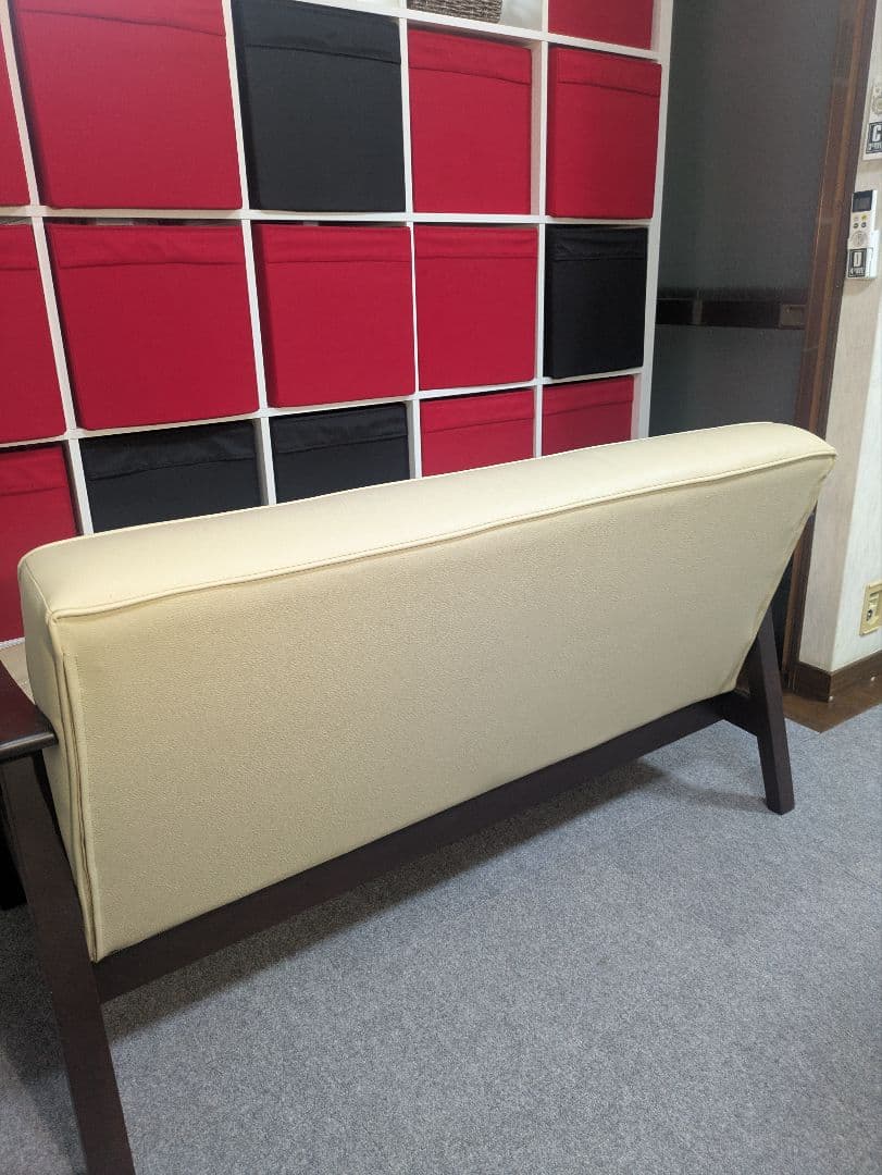 クリーム色 2人掛けソファ モダンデザイン