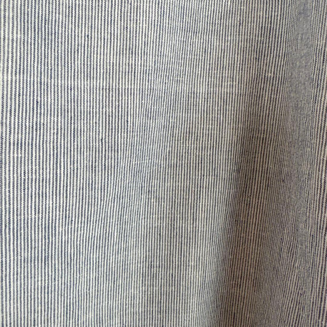 コットン混紡の青系長袖シャツ