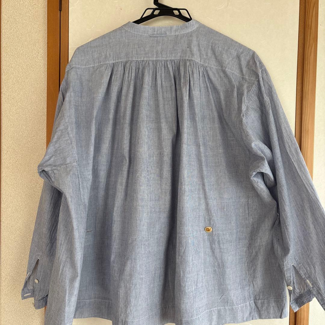 コットン混紡の青系長袖シャツ