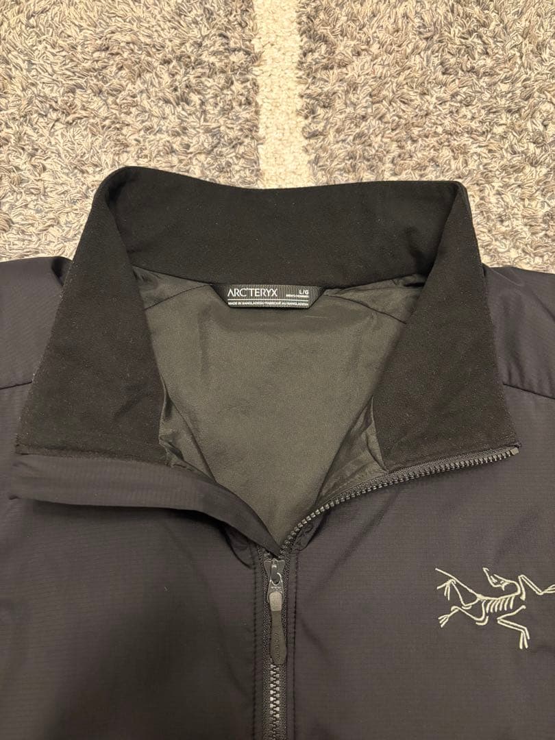 美品　2025 アークテリクス　アトムジャケット　黒　L
