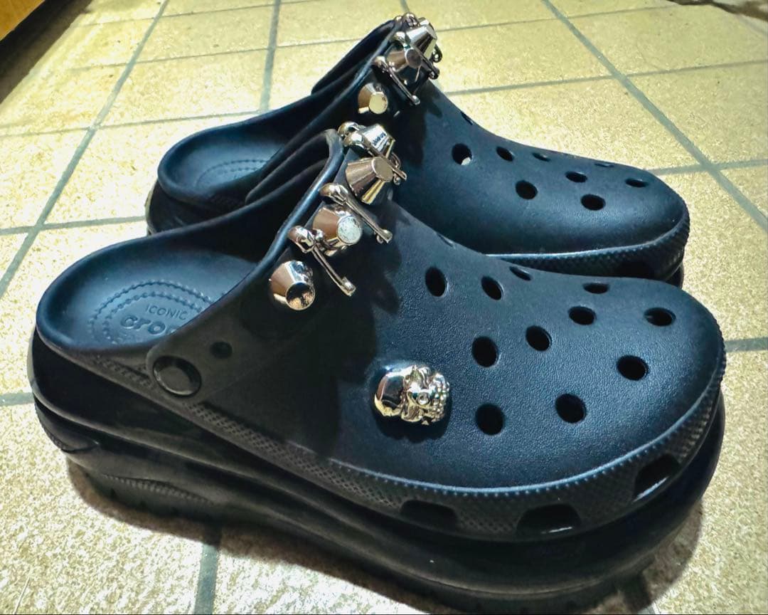 美品✨CROCS メガクラッシュ　M5/W7 店舗限定スタッズ 厚底サンダル♪