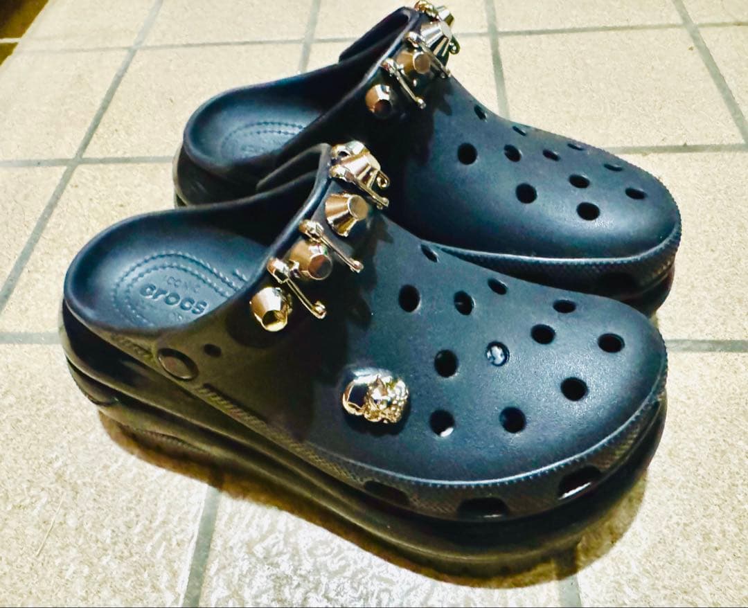 美品✨CROCS メガクラッシュ　M5/W7 店舗限定スタッズ 厚底サンダル♪