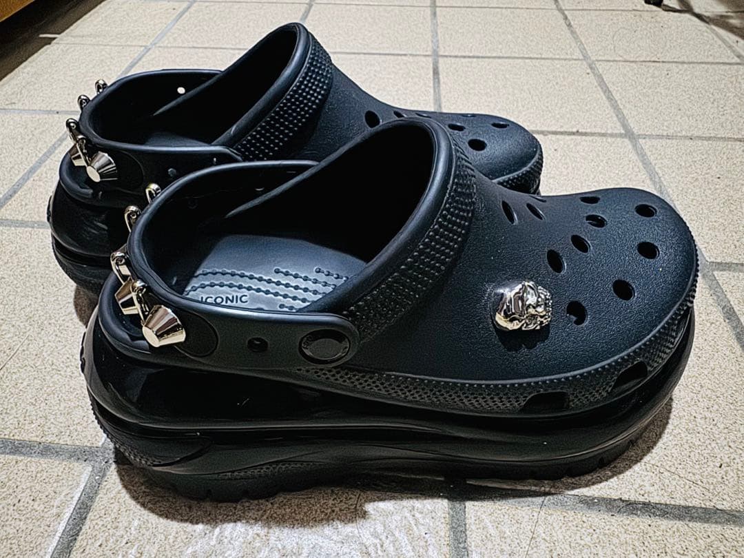 美品✨CROCS メガクラッシュ　M5/W7 店舗限定スタッズ 厚底サンダル♪