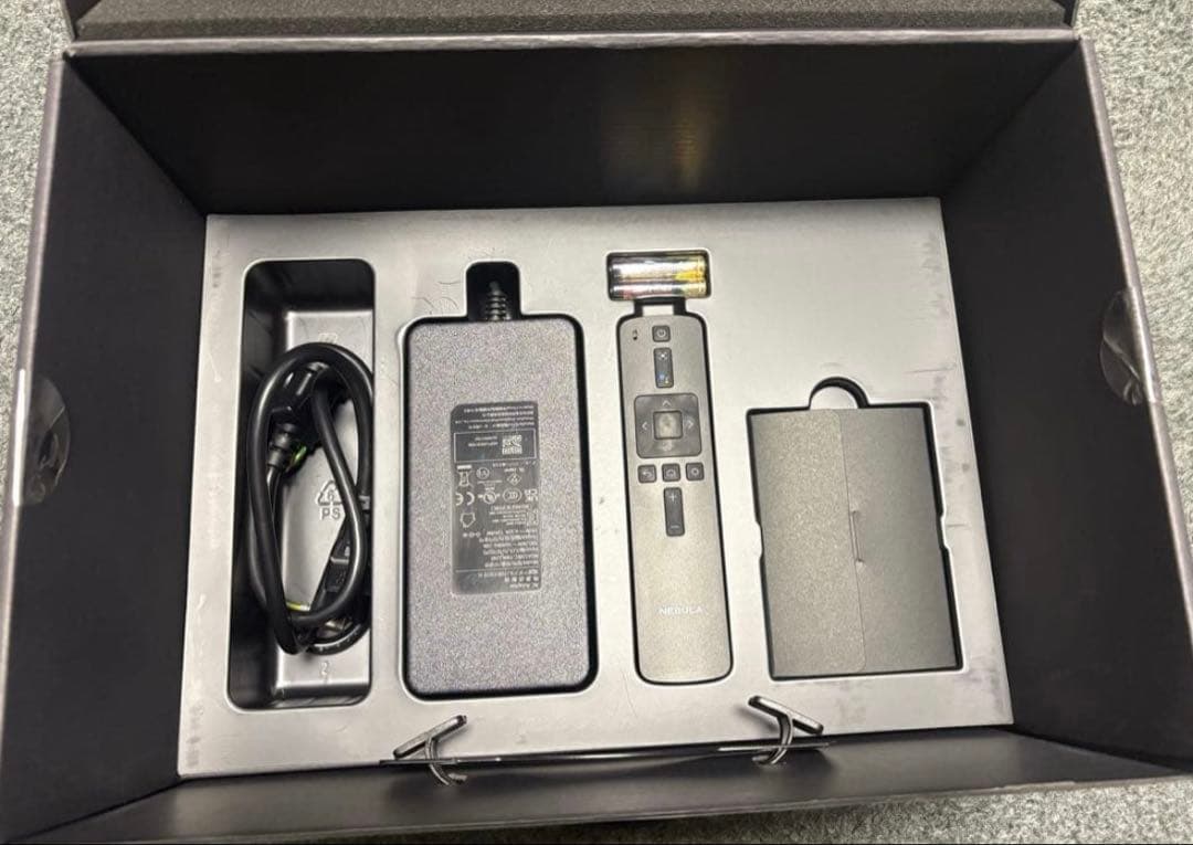 Anker nebula cosmosフルHDプロジェクター 本体