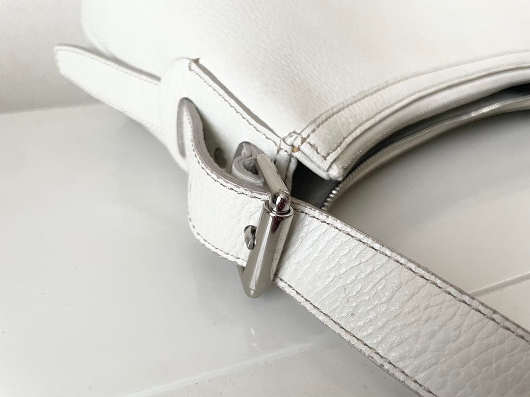 【りょう55】BURBERRY ホワイトレザー ショルダーバッグ