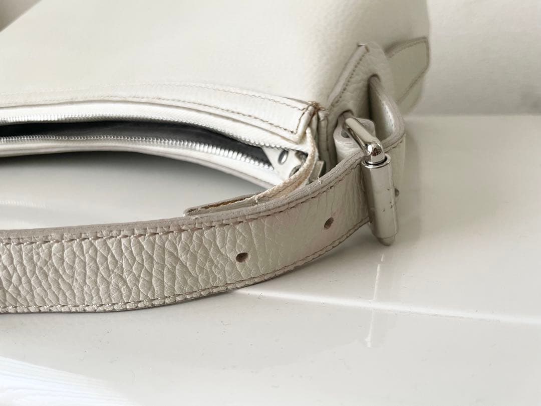 【りょう55】BURBERRY ホワイトレザー ショルダーバッグ