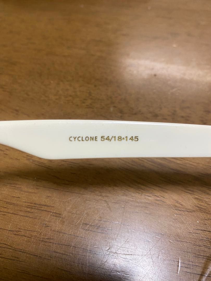 イーブルアクト調光サングラス