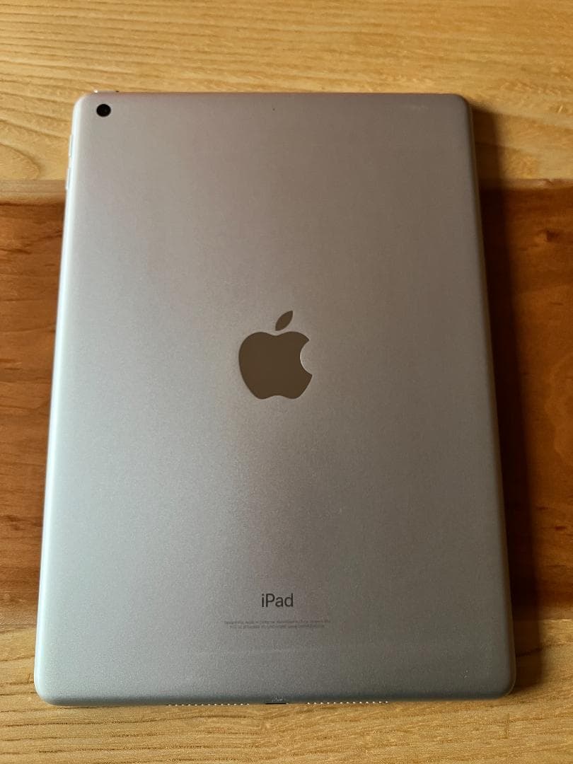 Apple ipad 第6世代 Wi-Fiモデル シルバー 充電器付き