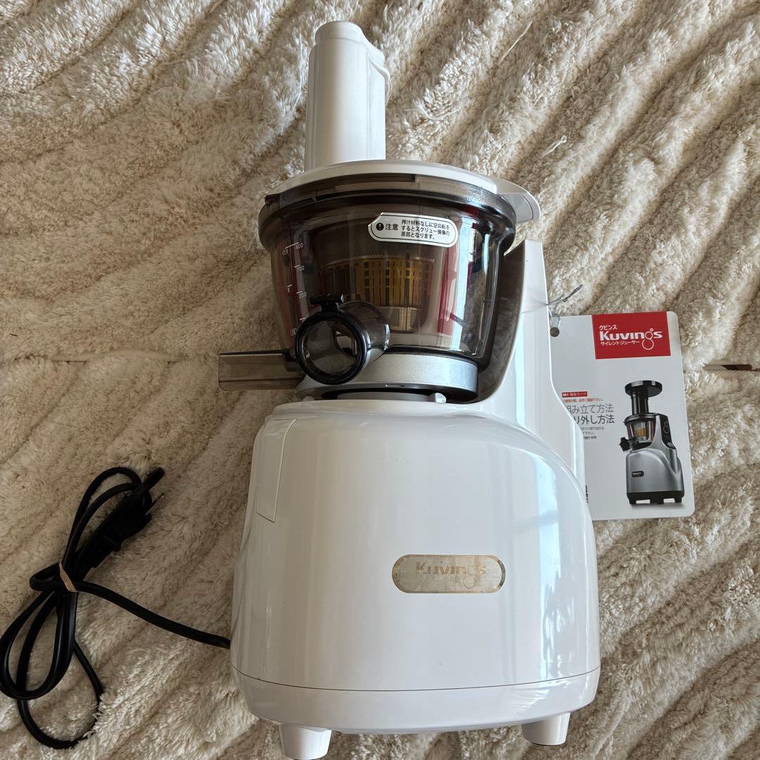 Kuvings スロージューサー 本体と付属品