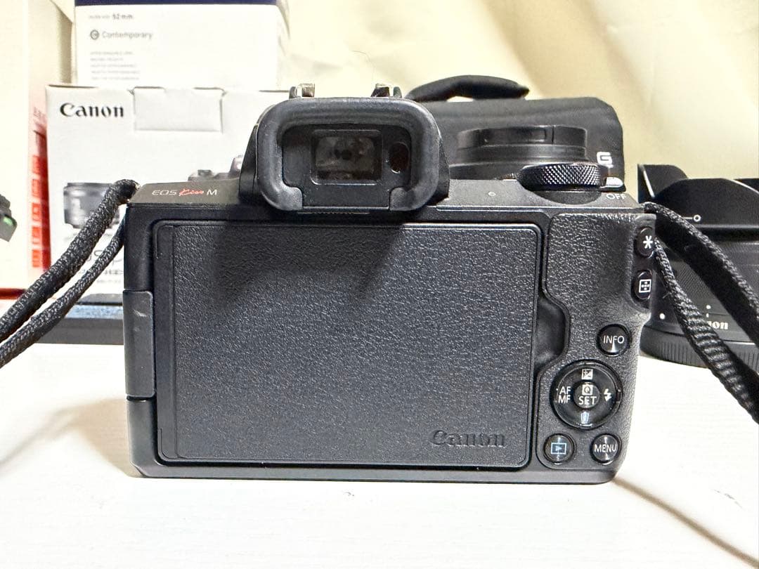 Canon EOS Kiss M セット単焦点F1.4＋3レンズ＋ストロボ＋三脚