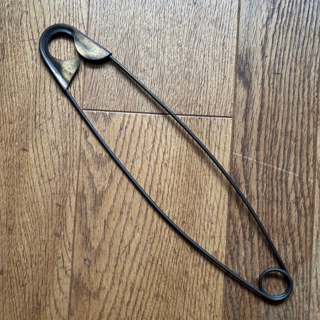 も*る様 beauty:beast レア】真鍮製巨大安全ピン　90's