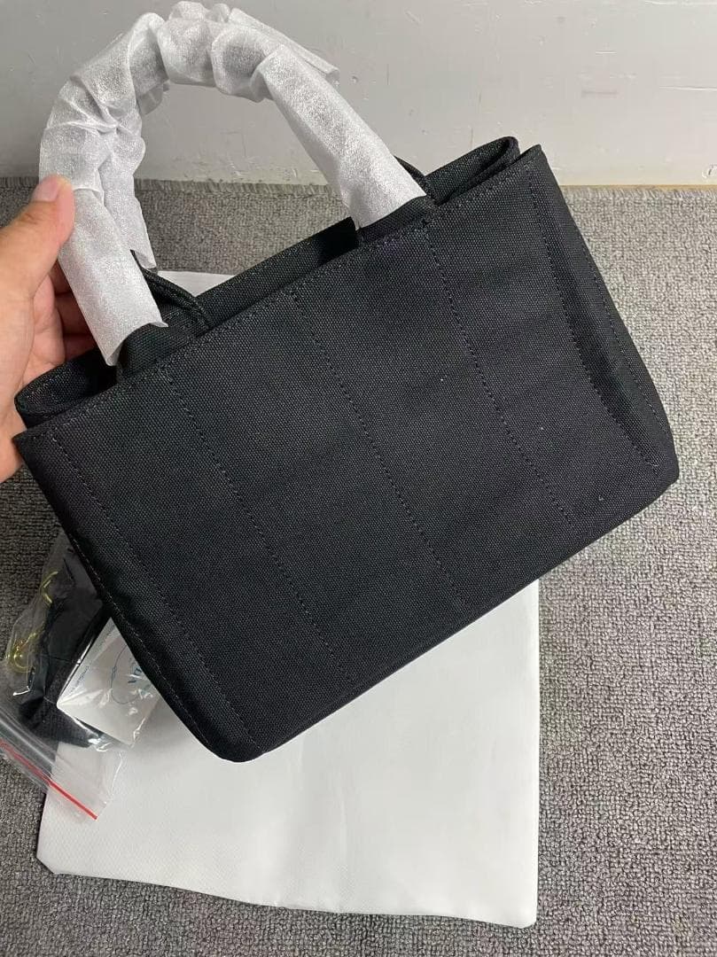 PRADA ブラック キャンバストートバッグ
