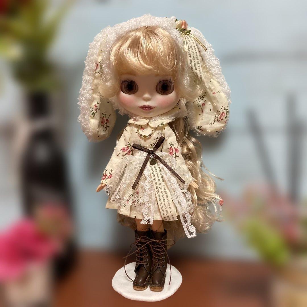 『うさ耳ちゃん』カスタムドール ブロンドヘア唇とマブタにきらきらラメ入り