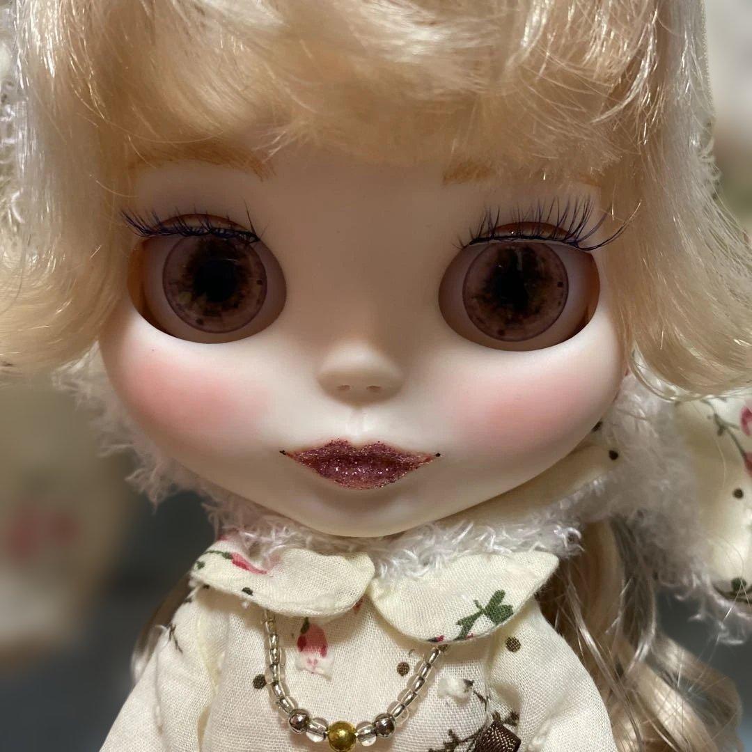 『うさ耳ちゃん』カスタムドール ブロンドヘア唇とマブタにきらきらラメ入り