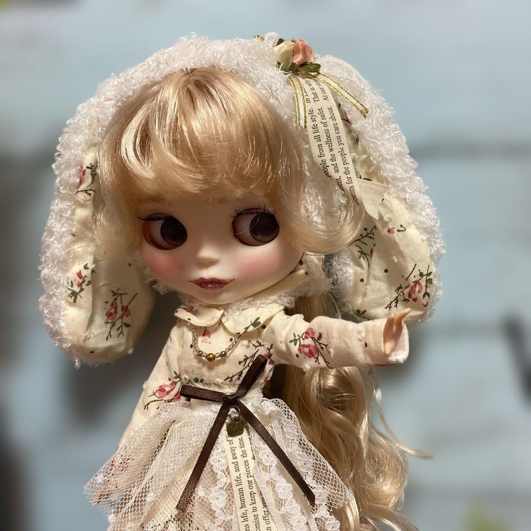 『うさ耳ちゃん』カスタムドール ブロンドヘア唇とマブタにきらきらラメ入り