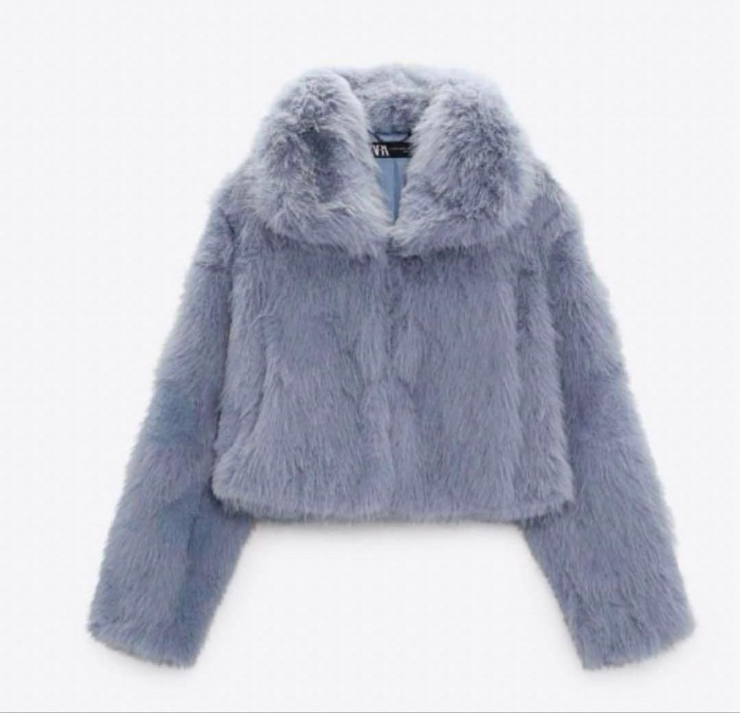 薄い青色のショートファーコート