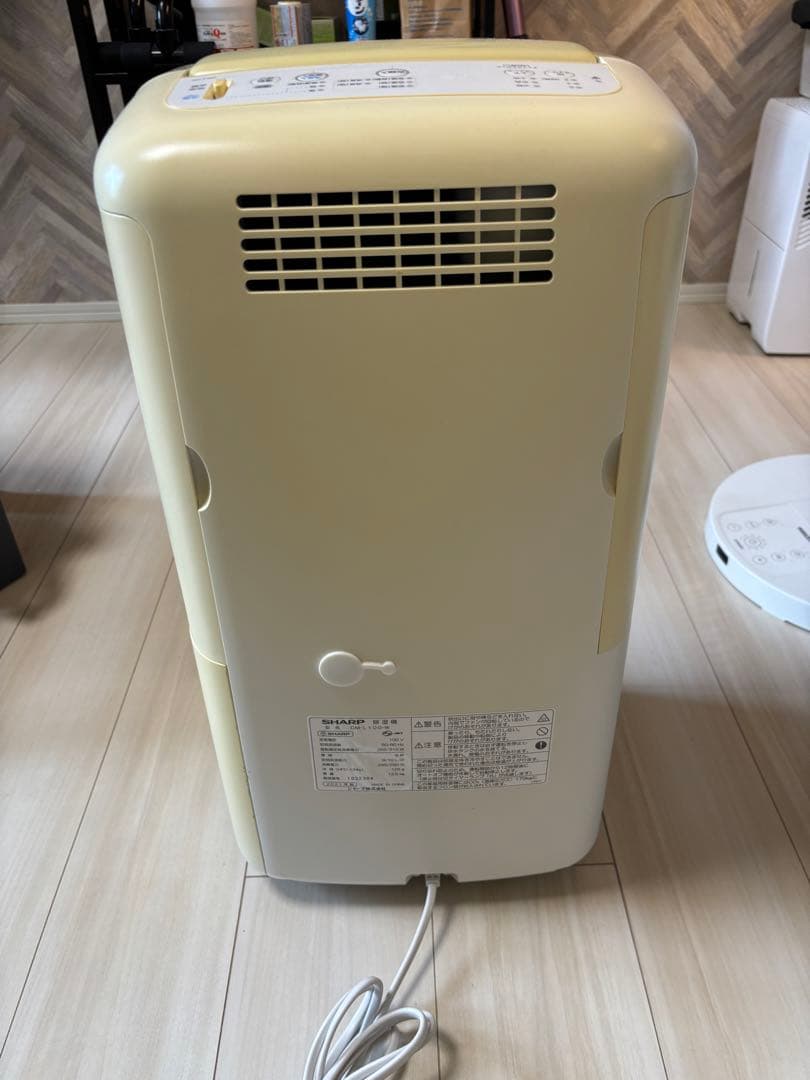 衣類除湿機　コンパクトクール　SHARP 除湿機